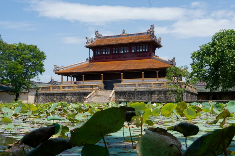 Điện cổ bên hồ sen ở Huế
