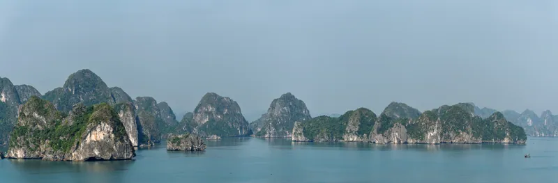 Toàn cảnh những đảo đá vôi trên vịnh Hạ Long