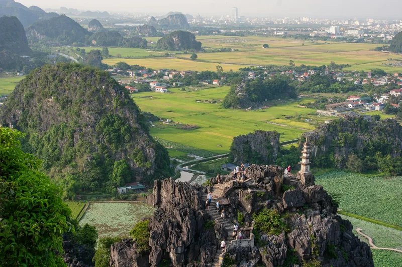 Núi đá và đồng ruộng Ninh Bình nhìn từ trên cao