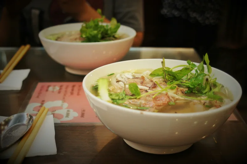 Bát phở với rau thơm ở Hà Nội