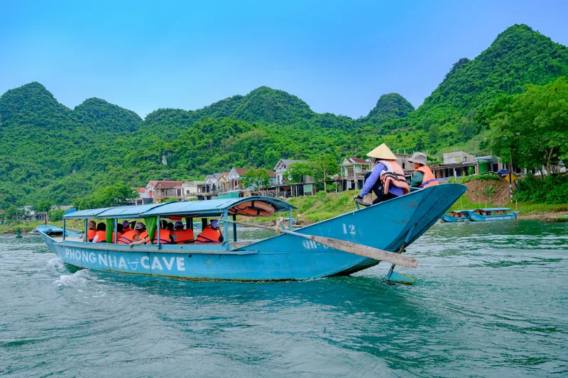 Thuyền tham quan trên sông ở Phong Nha
